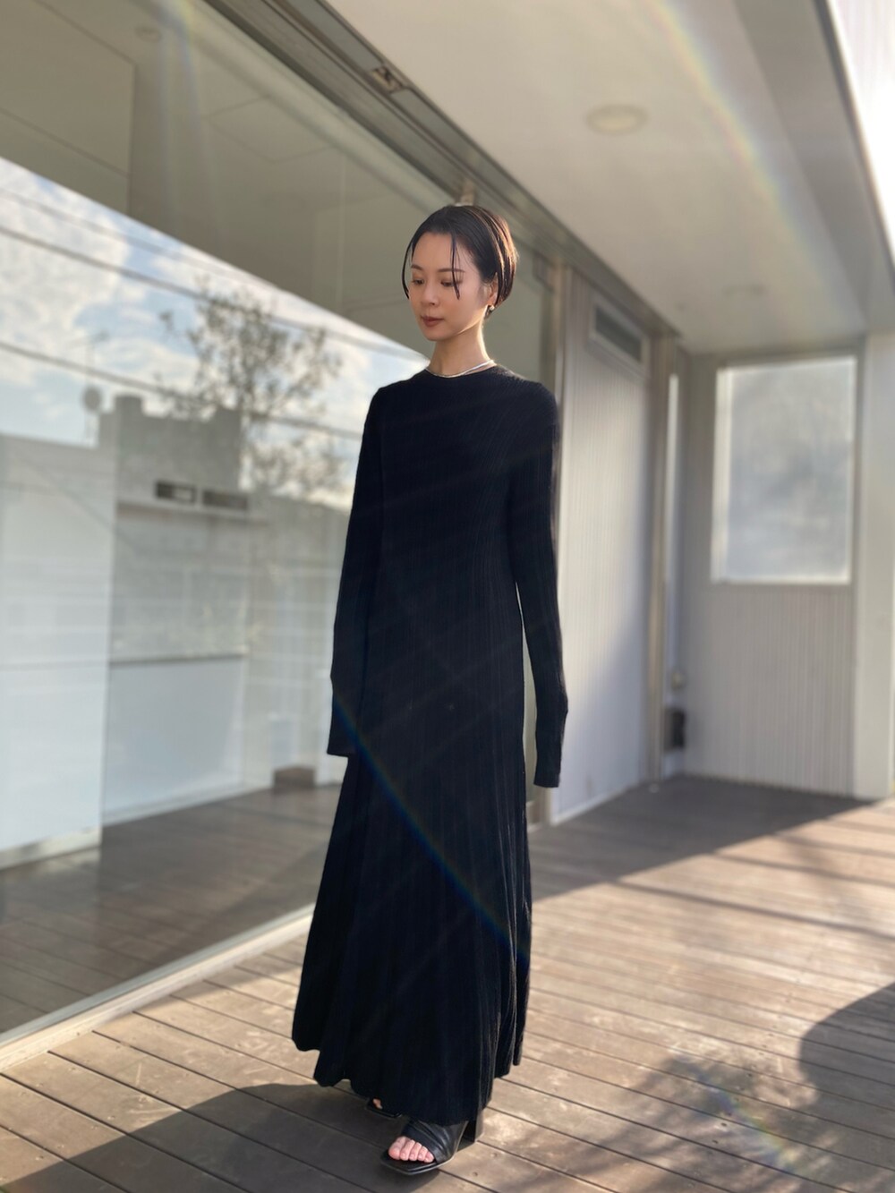 ブラック系のワンピースを着用したレディースの冬コーディネートの2枚目の写真