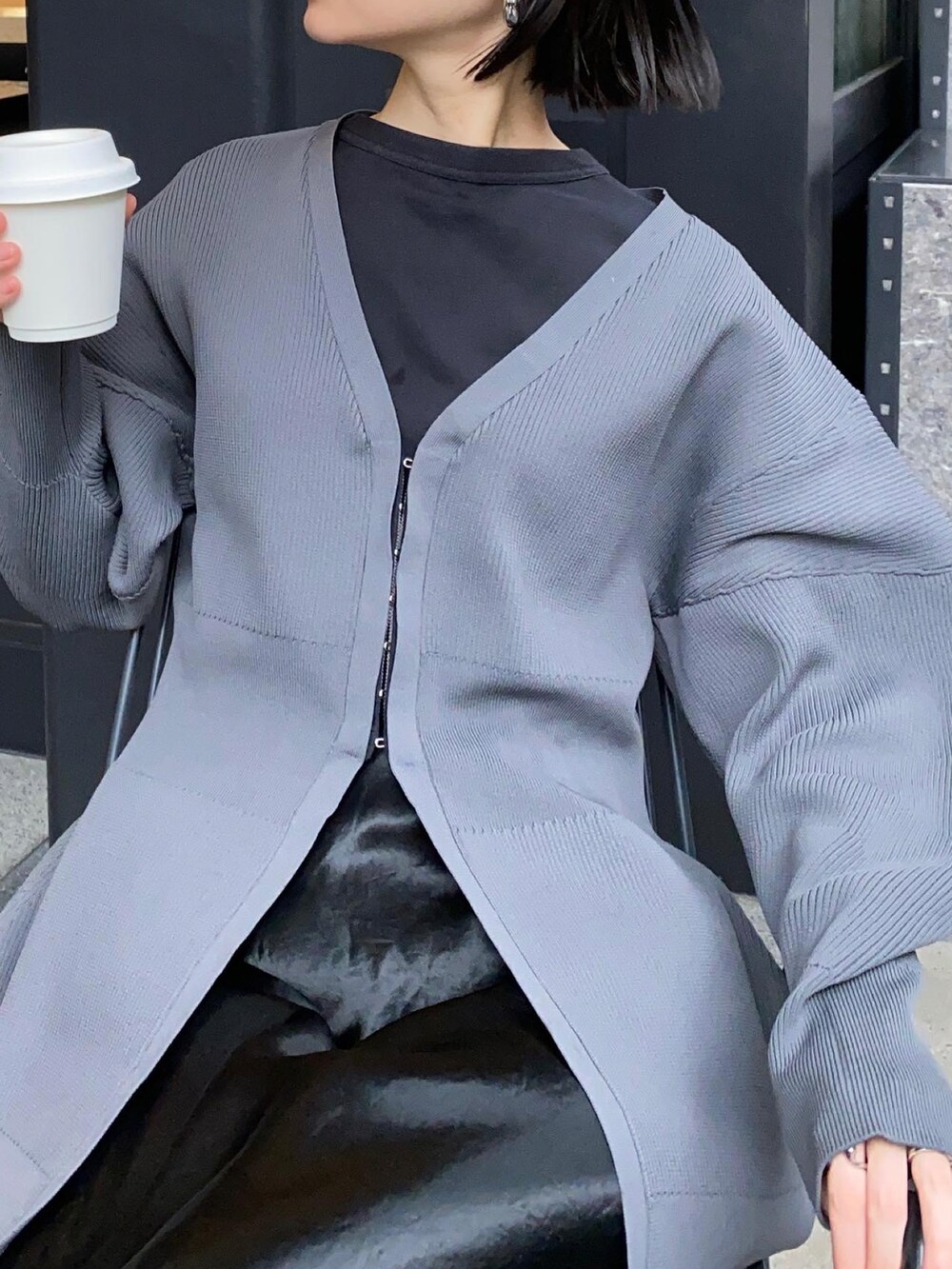 グレー系のカーディガン/ボレロ、シルバー系のピアス（両耳用）を着用したレディースの秋コーディネートの3枚目の写真