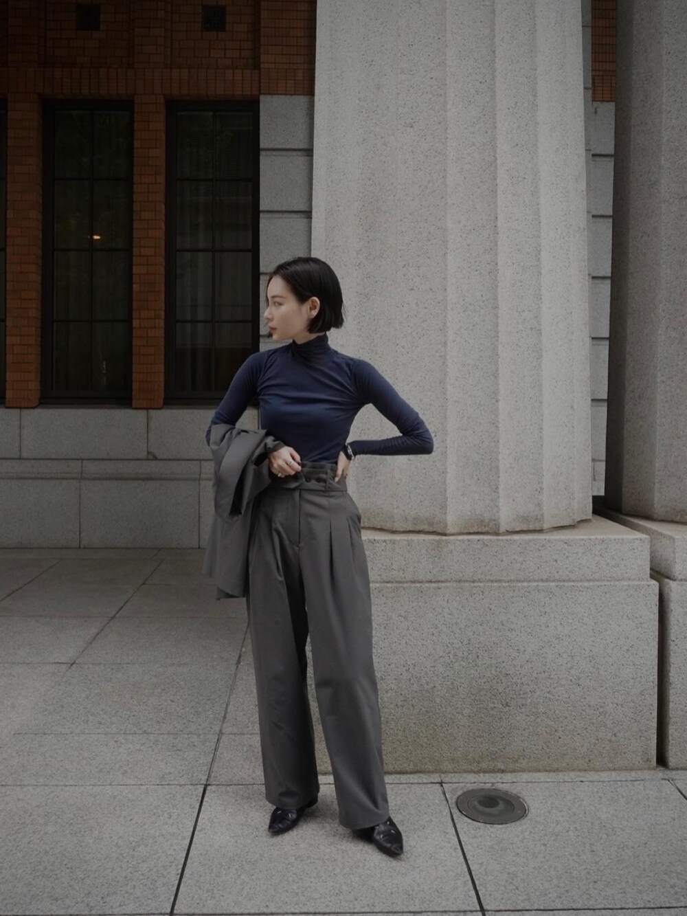 ブルー系のトップス、グレー系のスラックス、グレー系のベストを着用したレディースの夏コーディネートの2枚目の写真