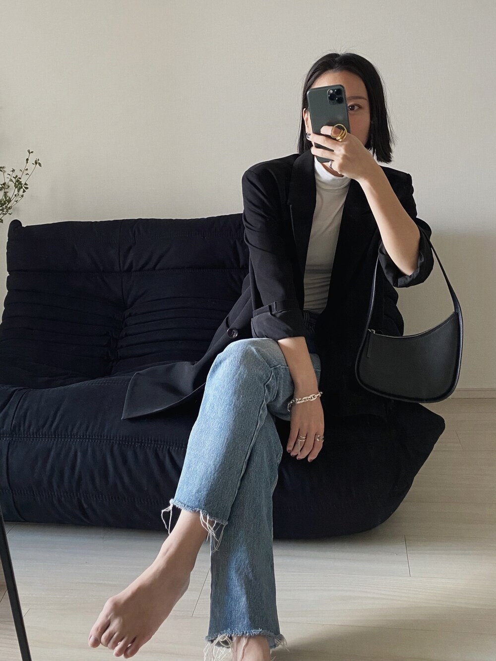 ブラック系のバックパック/リュック、ブルー系のデニムパンツを着用したレディースの秋コーディネートの2枚目の写真