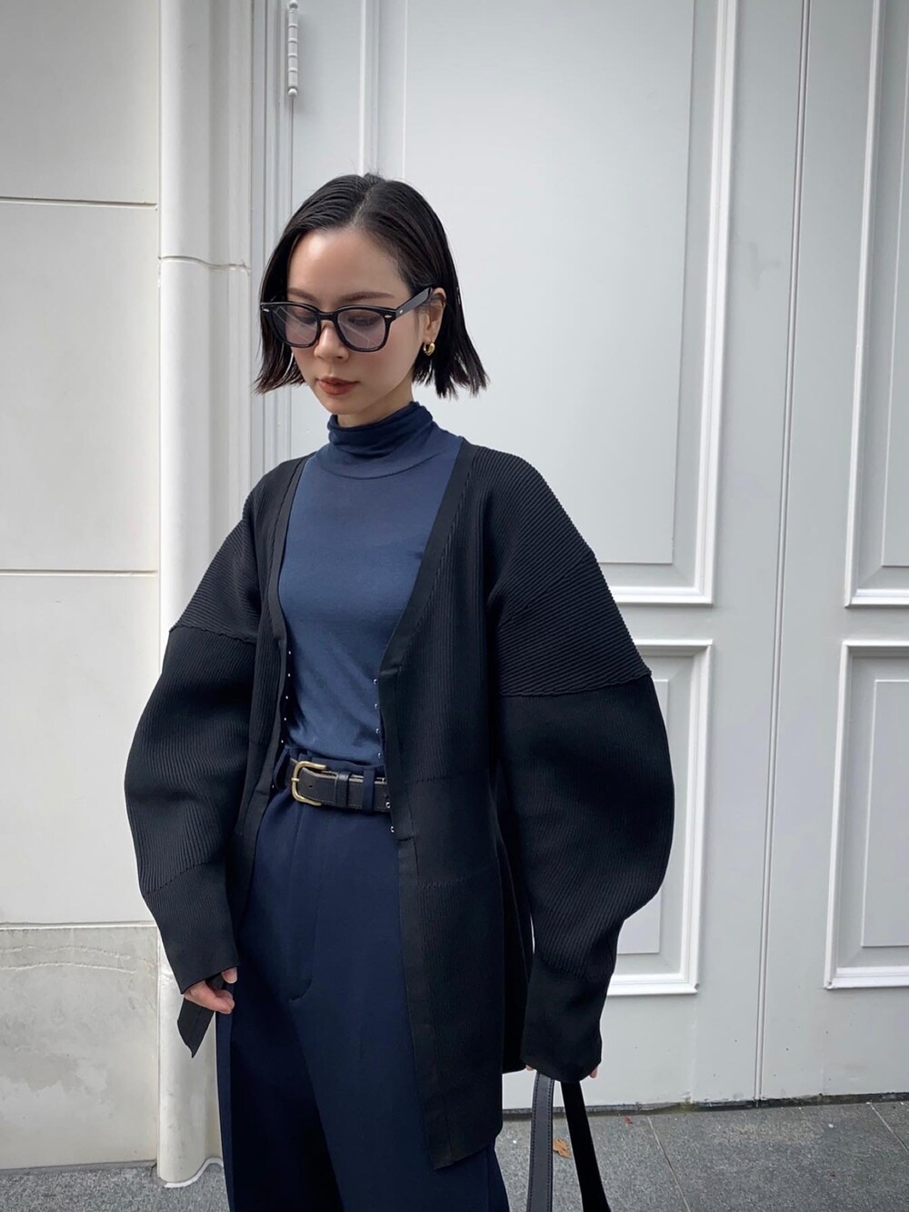 ブラック系のカーディガン/ボレロ、ブルー系のトップス、ブルー系のパンツを着用したレディースの秋コーディネートの3枚目の写真