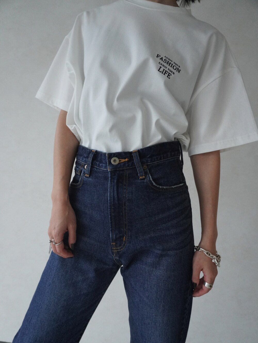 ホワイト系のTシャツ/カットソー、シルバー系のブレスレットを着用したレディースの夏コーディネートの2枚目の写真