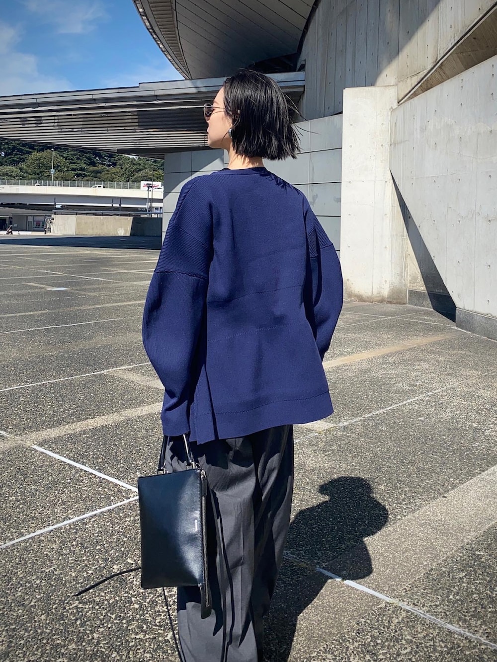 グレー系のその他パンツ、ブラック系のショルダーバッグ、ブルー系のカーディガン/ボレロを着用したレディースの秋コーディネートの3枚目の写真