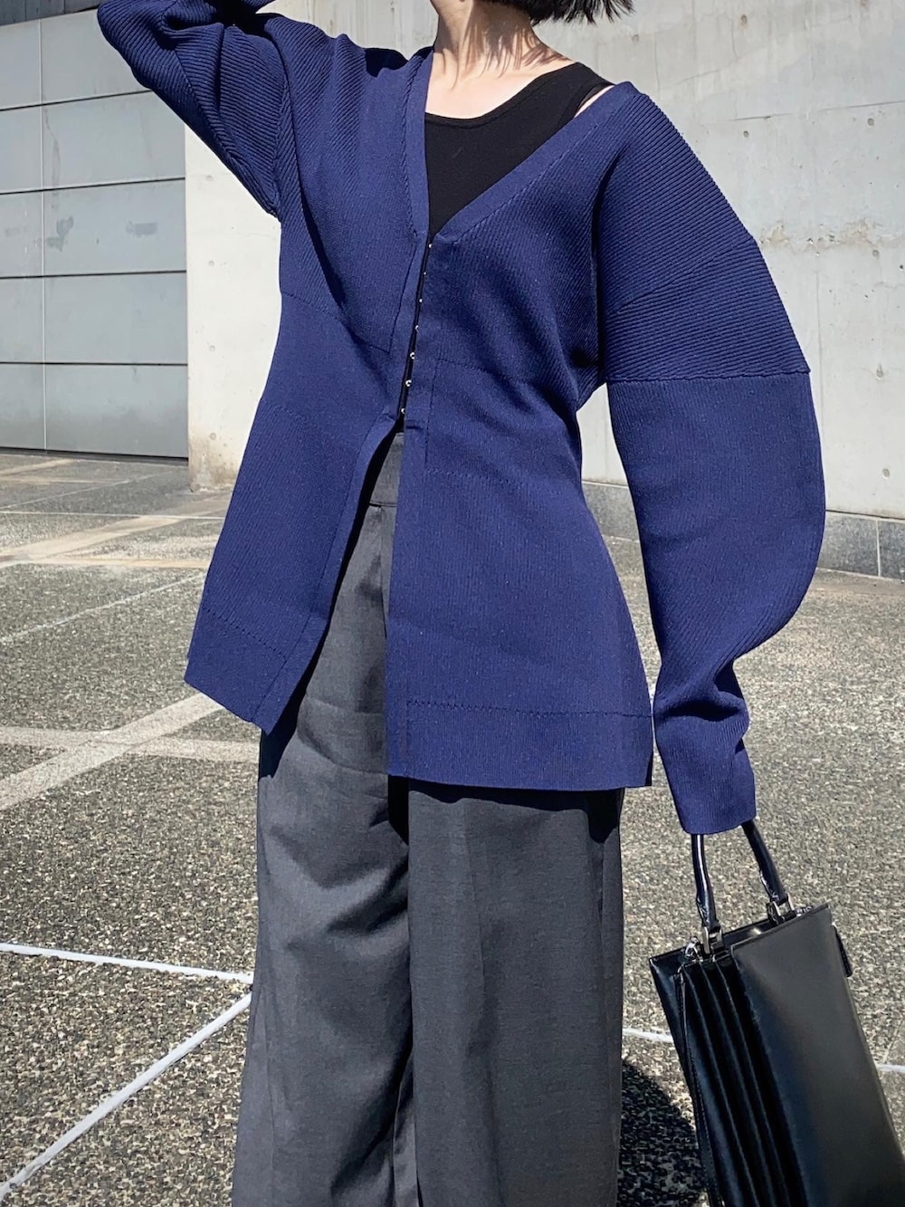 グレー系のその他パンツ、ブラック系のショルダーバッグ、ブルー系のカーディガン/ボレロを着用したレディースの秋コーディネートの2枚目の写真