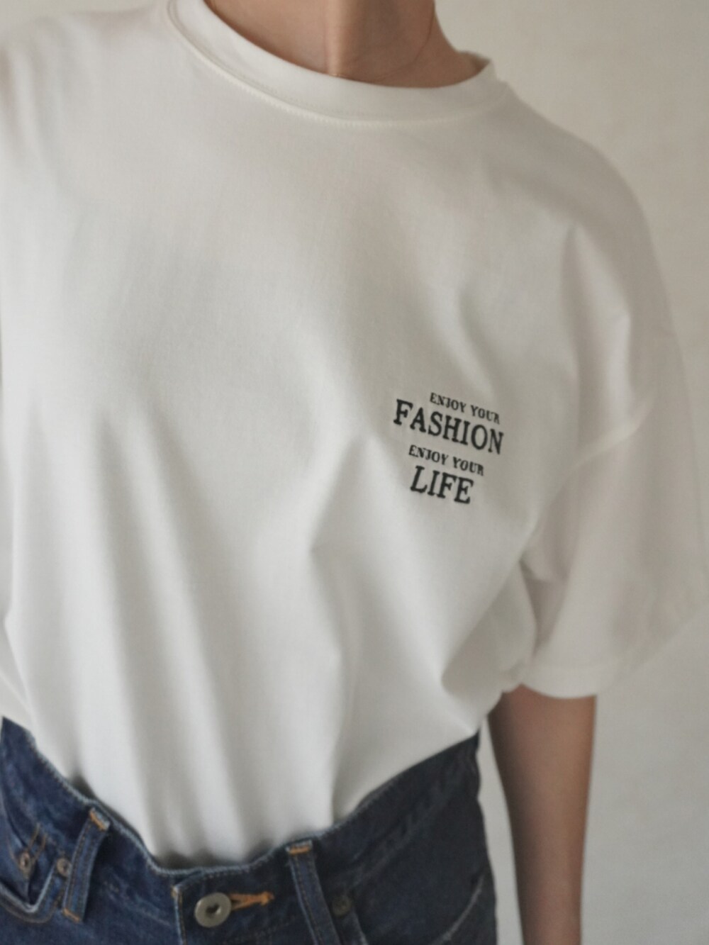 ホワイト系のTシャツ/カットソー、シルバー系のブレスレットを着用したレディースの夏コーディネートの3枚目の写真