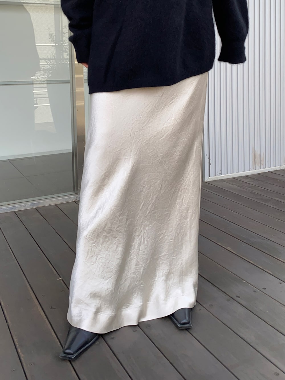 ベージュ系のスカートを着用したレディースの秋コーディネートの3枚目の写真