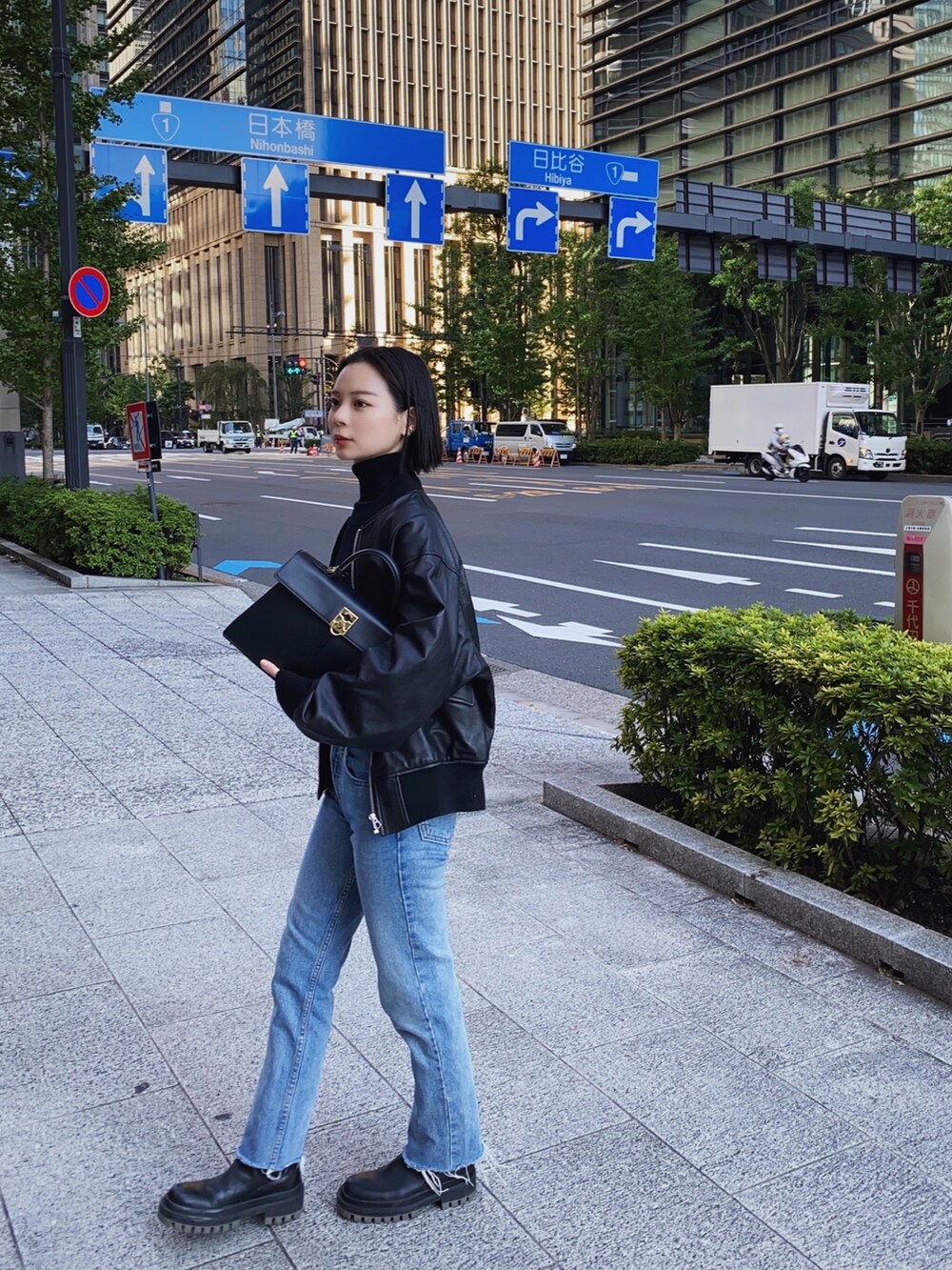 ブラック系のMA-1、ブルー系のデニムパンツを着用したレディースの秋コーディネートの2枚目の写真