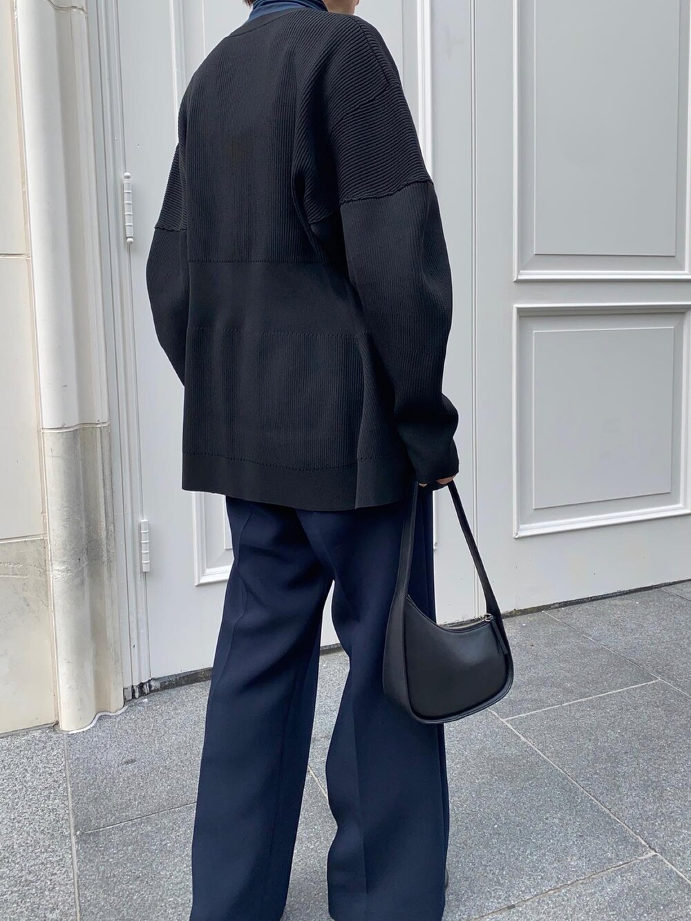 ブラック系のカーディガン/ボレロ、ブルー系のトップス、ブルー系のパンツを着用したレディースの秋コーディネートの5枚目の写真