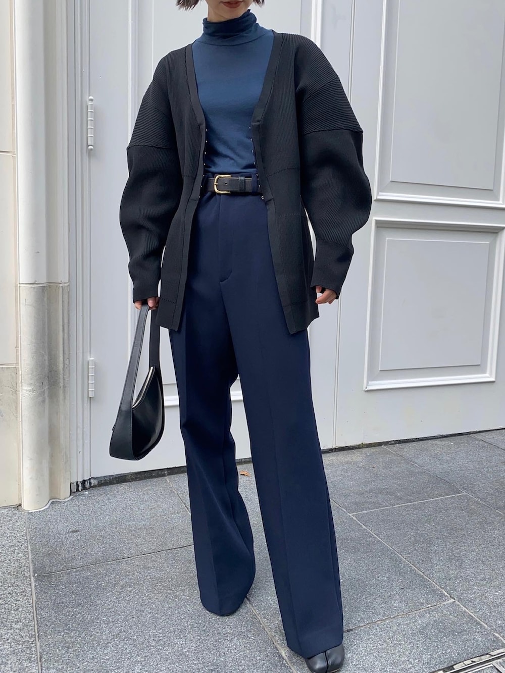 ブラック系のカーディガン/ボレロ、ブルー系のトップス、ブルー系のパンツを着用したレディースの秋コーディネートの2枚目の写真