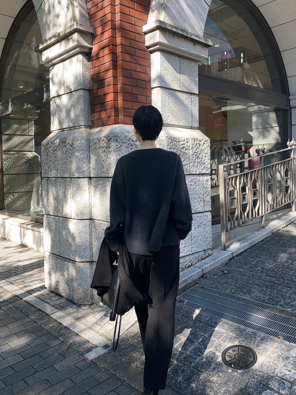 グレー系のカーディガン/ボレロ、グレー系のニット/セーター、ブラック系のその他パンツを着用したレディースの秋コーディネートの2枚目の写真