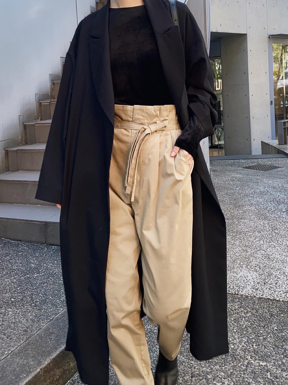 ベージュ系のその他パンツ、ブラック系のブーツを着用したレディースの秋コーディネートの2枚目の写真