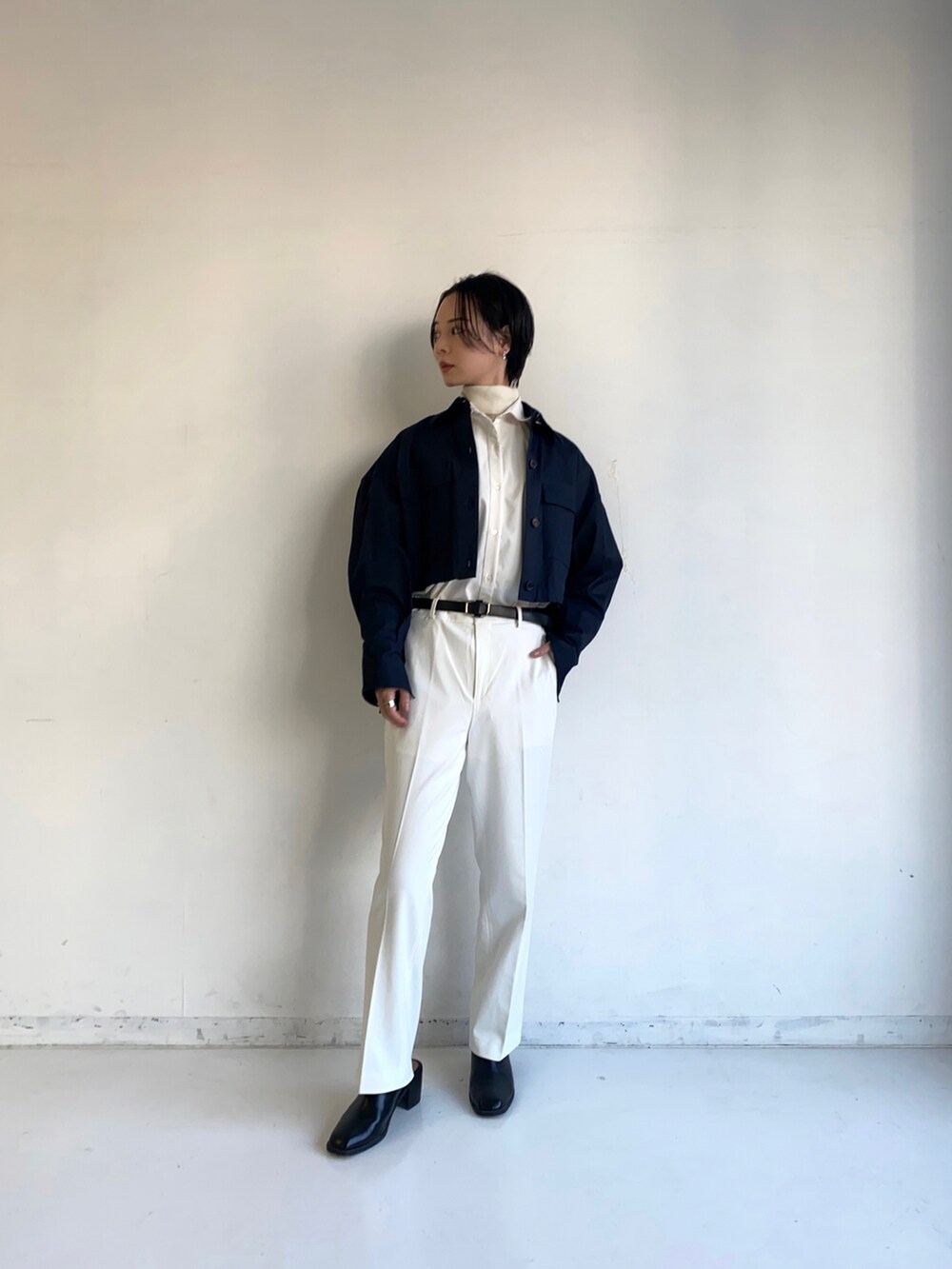 ブルー系のブルゾンを着用したレディースの冬コーディネートの2枚目の写真