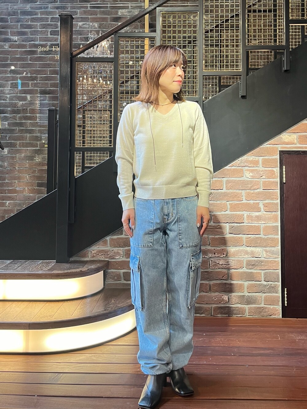 ホワイト系のMA-1、ホワイト系のニット/セーター、ブラック系のネックレスを着用したレディースの秋コーディネートの2枚目の写真