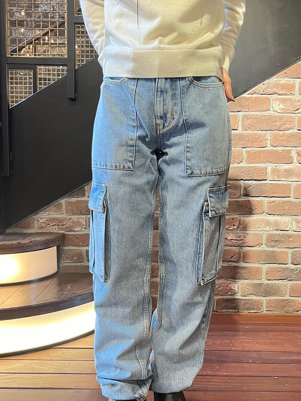 ホワイト系のMA-1、ホワイト系のニット/セーター、ブラック系のネックレスを着用したレディースの秋コーディネートの4枚目の写真