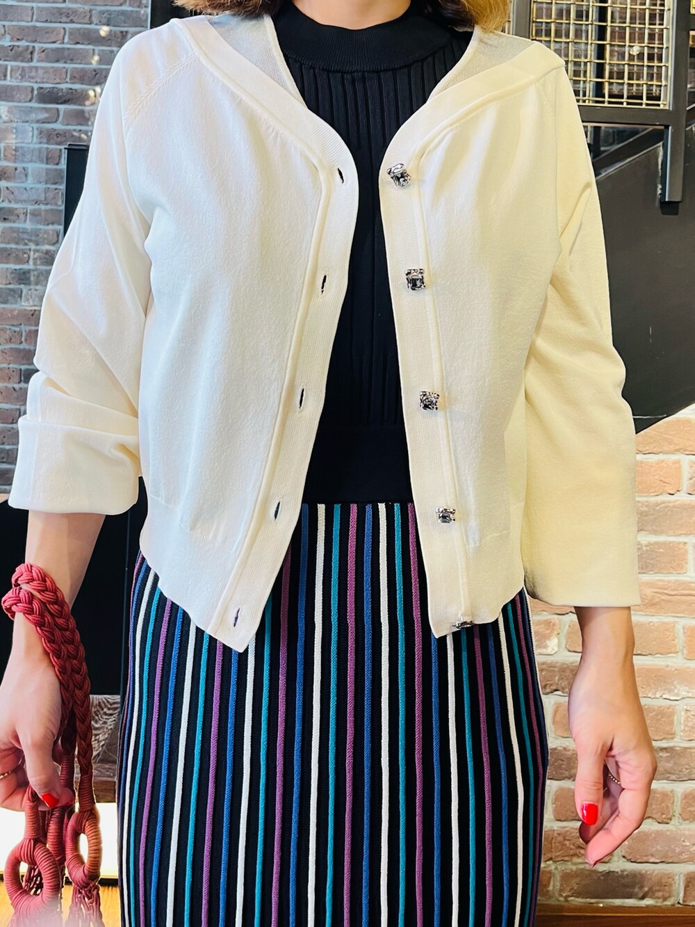 ブルー系のワンピース、ホワイト系のカーディガン/ボレロ、レッド系のトートバッグを着用したレディースの夏コーディネートの3枚目の写真