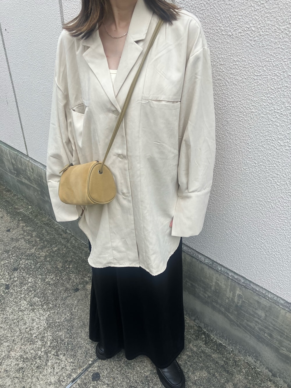 ホワイト系のシャツ/ブラウス、グレー系のスカート、ベージュ系のショルダーバッグを着用したレディースの秋コーディネートの2枚目の写真