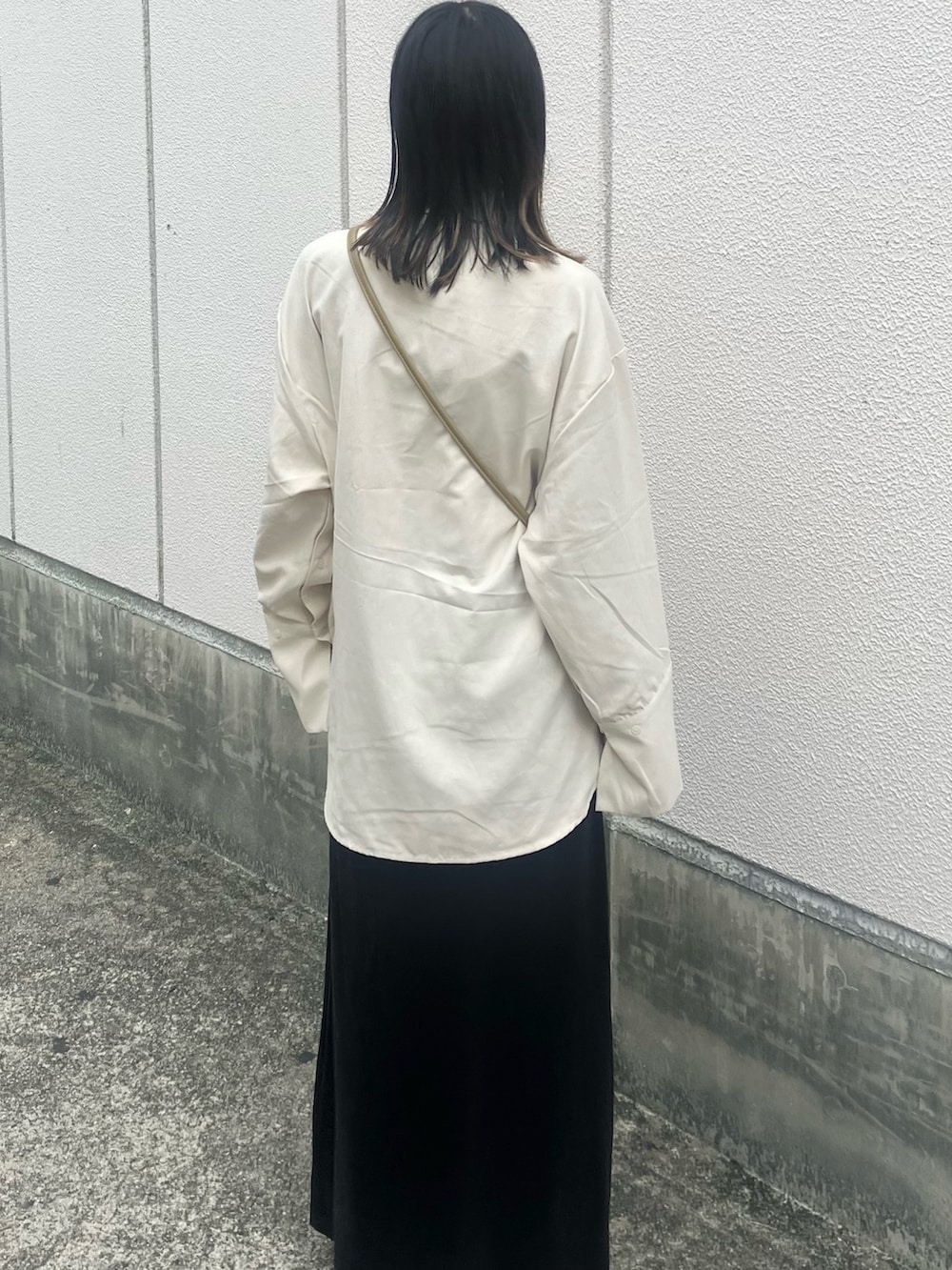 ホワイト系のシャツ/ブラウス、グレー系のスカート、ベージュ系のショルダーバッグを着用したレディースの秋コーディネートの3枚目の写真