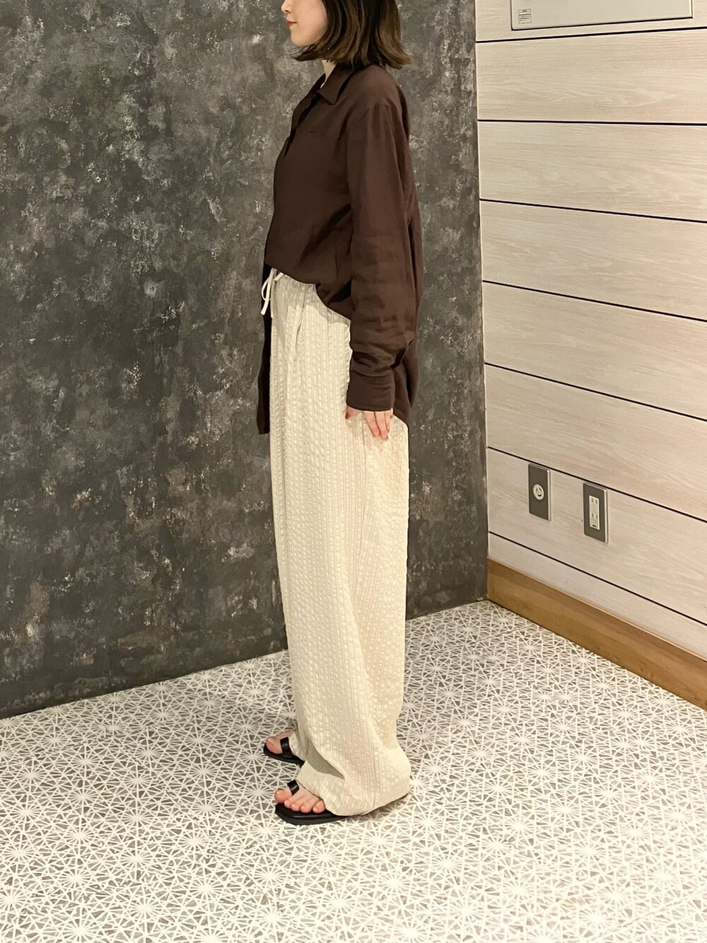 ブラウン系のシャツ/ブラウス、ブラック系のサンダルを着用したレディースの夏コーディネートの2枚目の写真