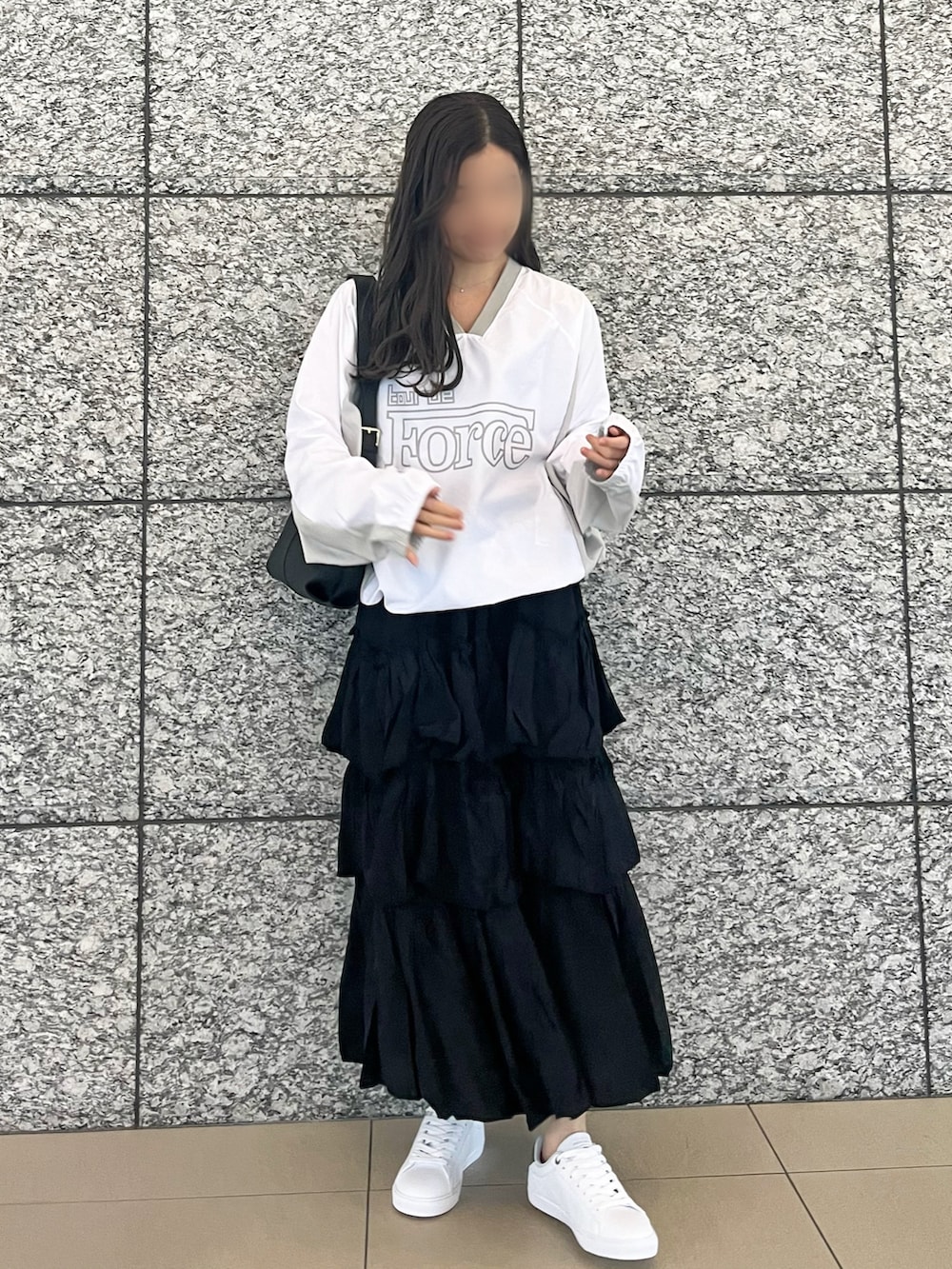 ホワイト系のTシャツ/カットソー、ブラック系のスカート、ブラック系のショルダーバッグを着用したレディースの冬コーディネートの2枚目の写真