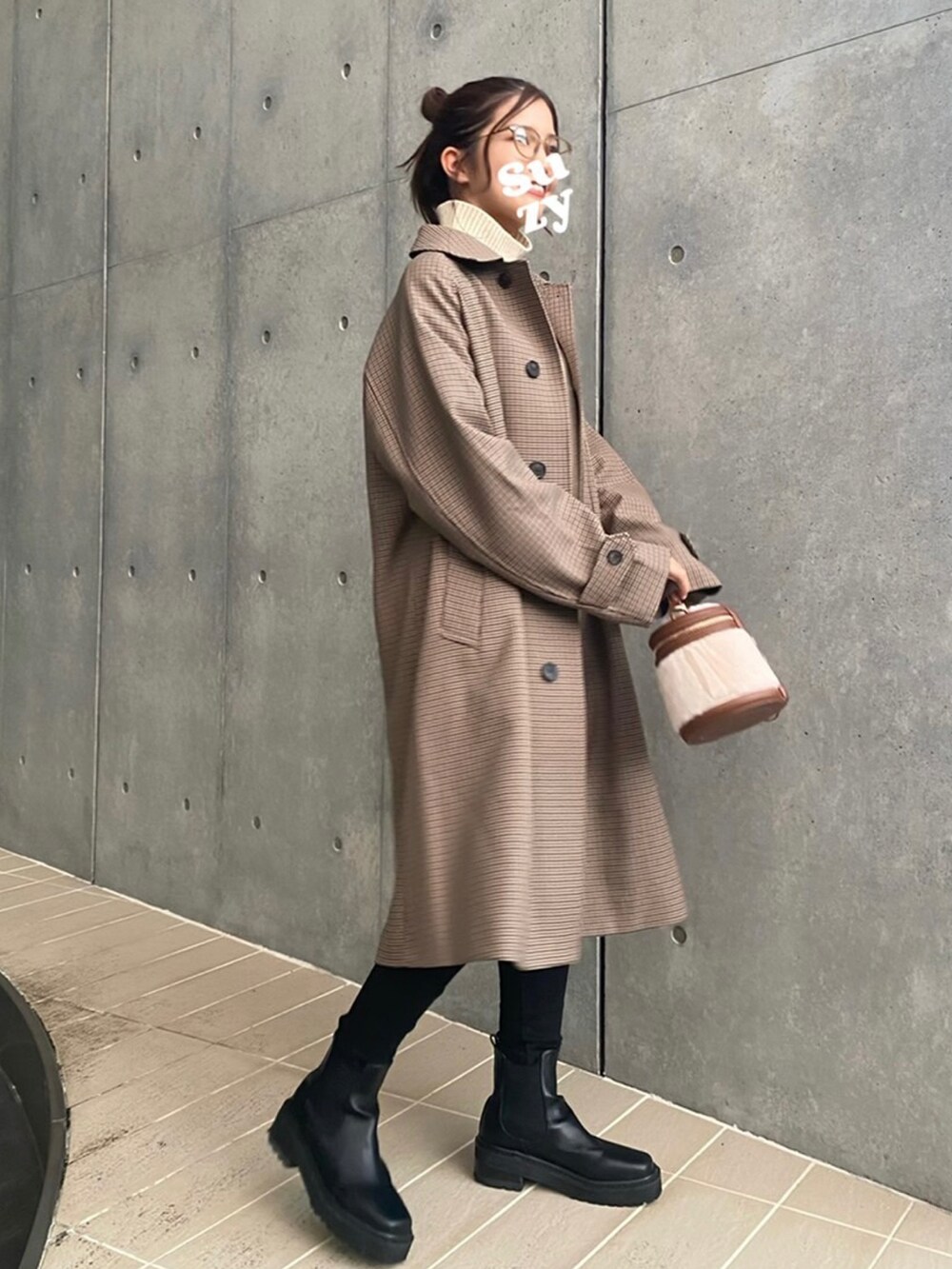 ブラウン系のジャケット/アウター、ホワイト系のニット/セーター、ブラック系のデニムパンツを着用したレディースの秋コーディネートの2枚目の写真