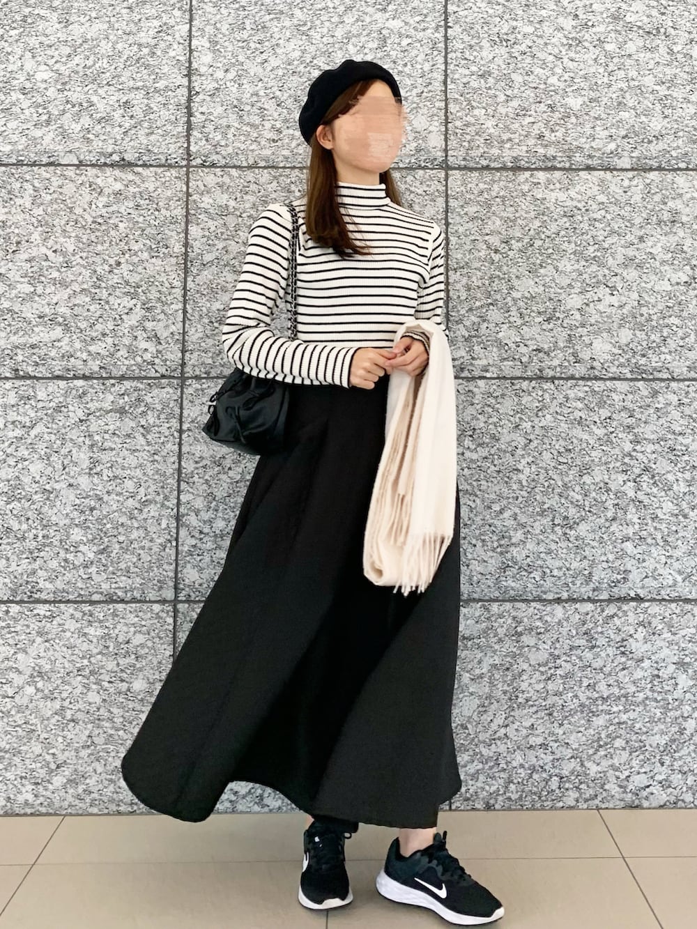 ホワイト系のニット/セーター、ブラック系のスカート、ブラック系のショルダーバッグを着用したレディースの冬コーディネートの3枚目の写真
