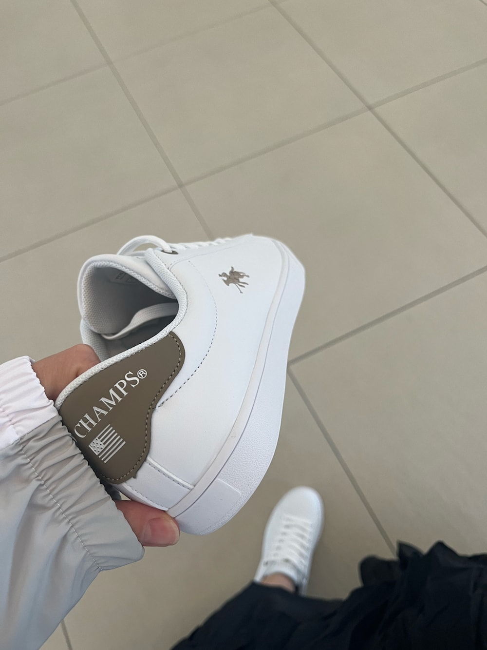 ホワイト系のTシャツ/カットソー、ブラック系のスカート、ブラック系のショルダーバッグを着用したレディースの冬コーディネートの4枚目の写真