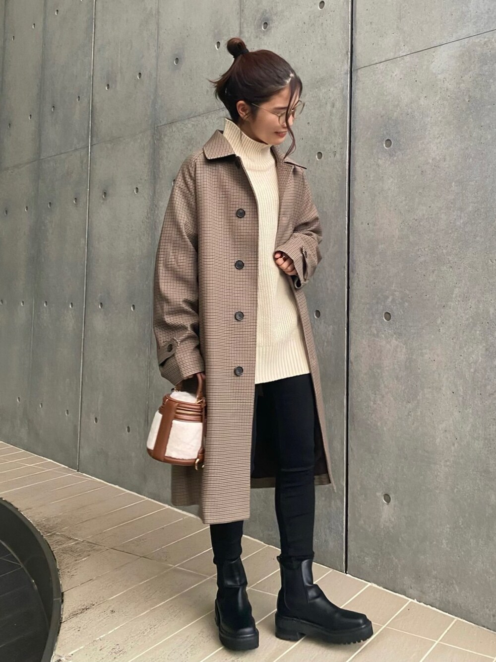 ブラウン系のジャケット/アウター、ホワイト系のニット/セーター、ブラック系のデニムパンツを着用したレディースの秋コーディネートの3枚目の写真