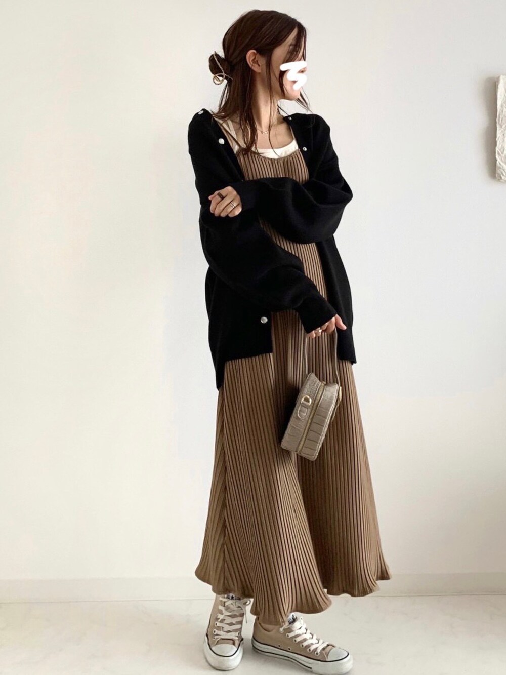 ベージュ系のワンピース、ホワイト系のカーディガン/ボレロ、ベージュ系のショルダーバッグを着用したレディースの秋コーディネートの3枚目の写真