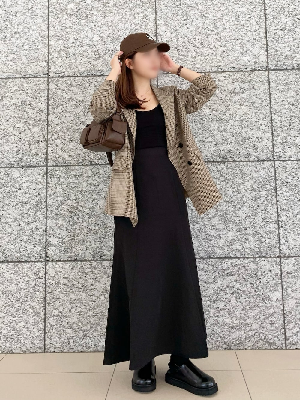 ブラウン系のジャケット/アウター、ブラック系のキャミソール、ブラック系のスカートを着用したレディースの秋コーディネートの2枚目の写真