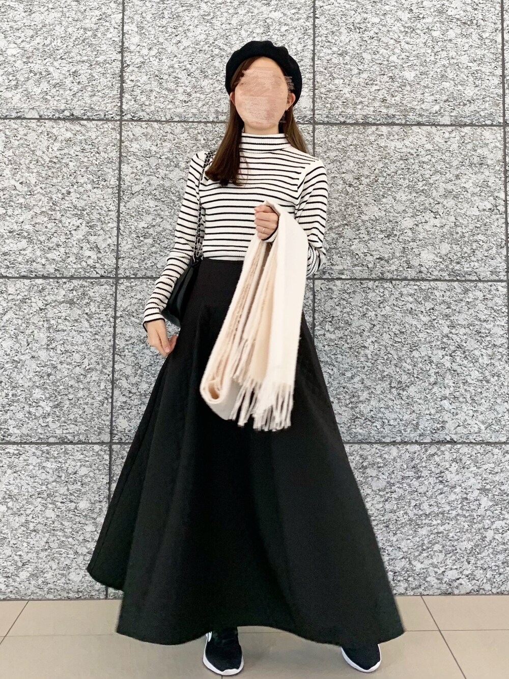 ホワイト系のニット/セーター、ブラック系のスカート、ブラック系のショルダーバッグを着用したレディースの冬コーディネートの2枚目の写真