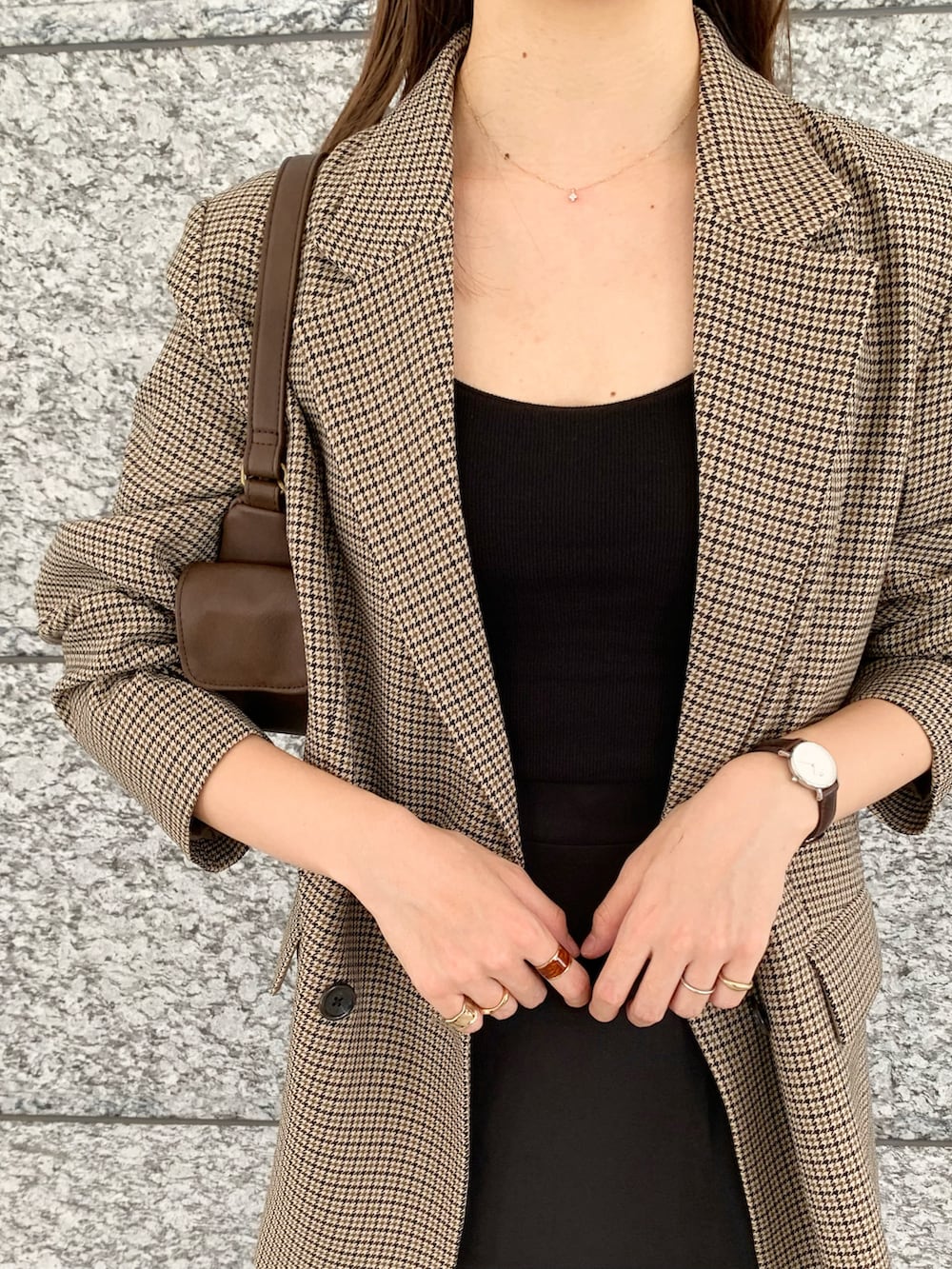 ブラウン系のジャケット/アウター、ブラック系のキャミソール、ブラック系のスカートを着用したレディースの秋コーディネートの3枚目の写真