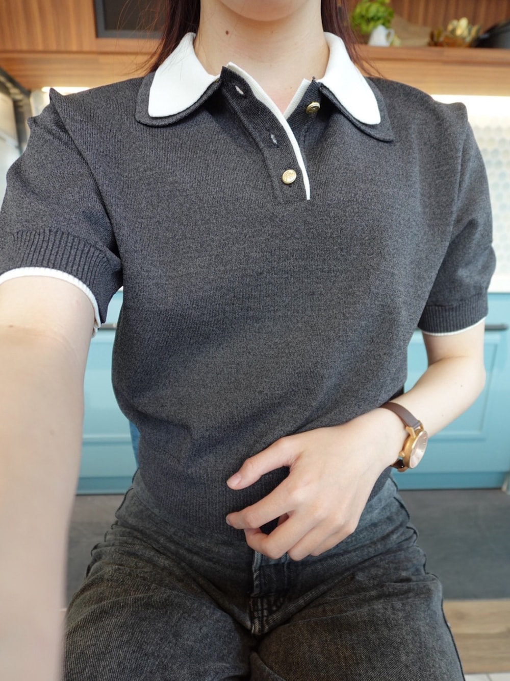 グレー系のニット/セーター、ブラック系のカーゴパンツ、ゴールド系のアナログ腕時計を着用したレディースの夏コーディネートの4枚目の写真