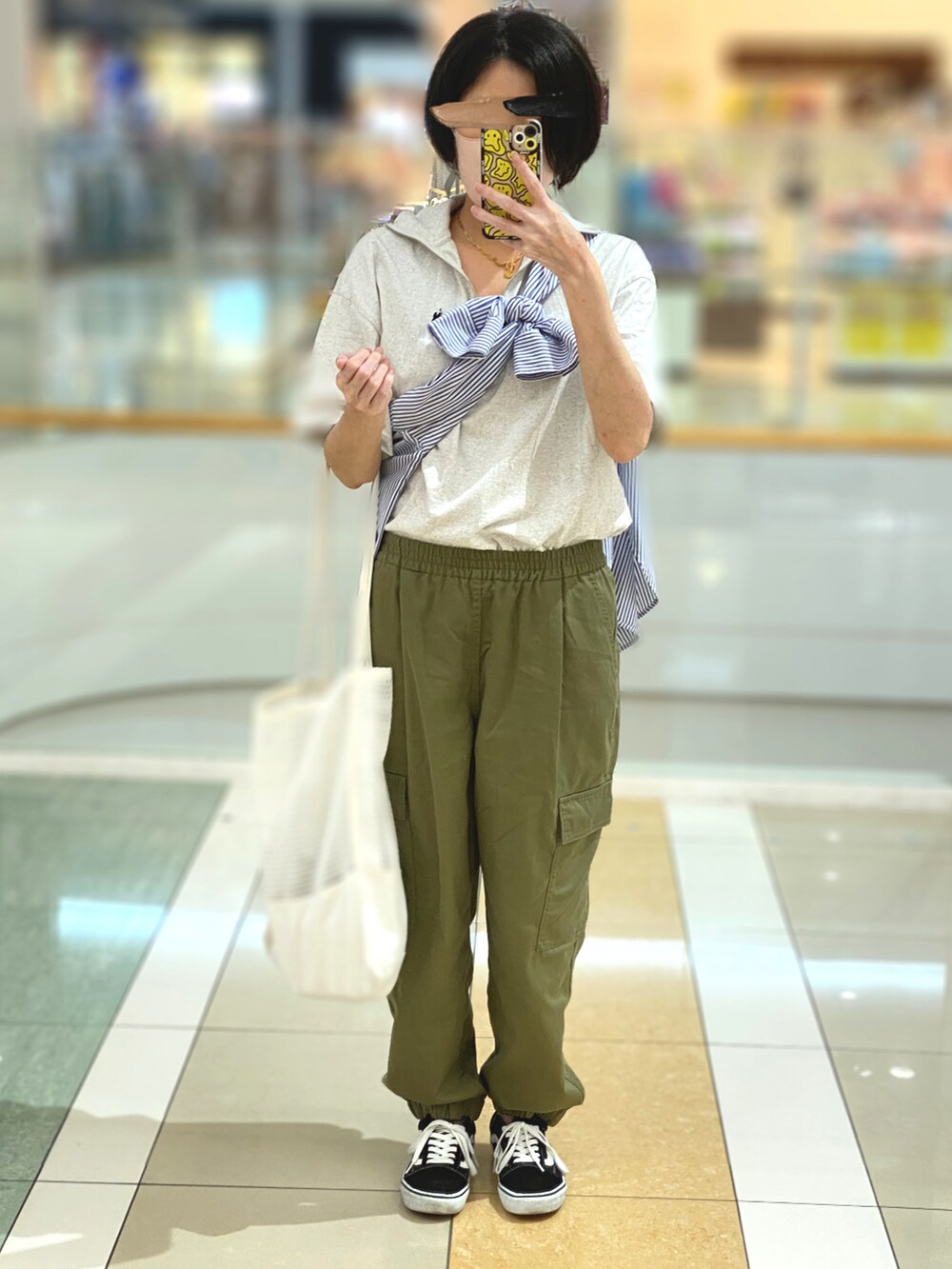 「ハーフジップ、たすき掛け、カーゴパンツ、プチプラコーデ、シンプルコーデ、おしゃれさんと繋がりたい、メッシュバッグ」｜「GUのアイテム（シャツ/ブラウス、ブルー系）」を使った、Yマンさん（レディース・162cm）の夏コーディネートの2枚目の写真