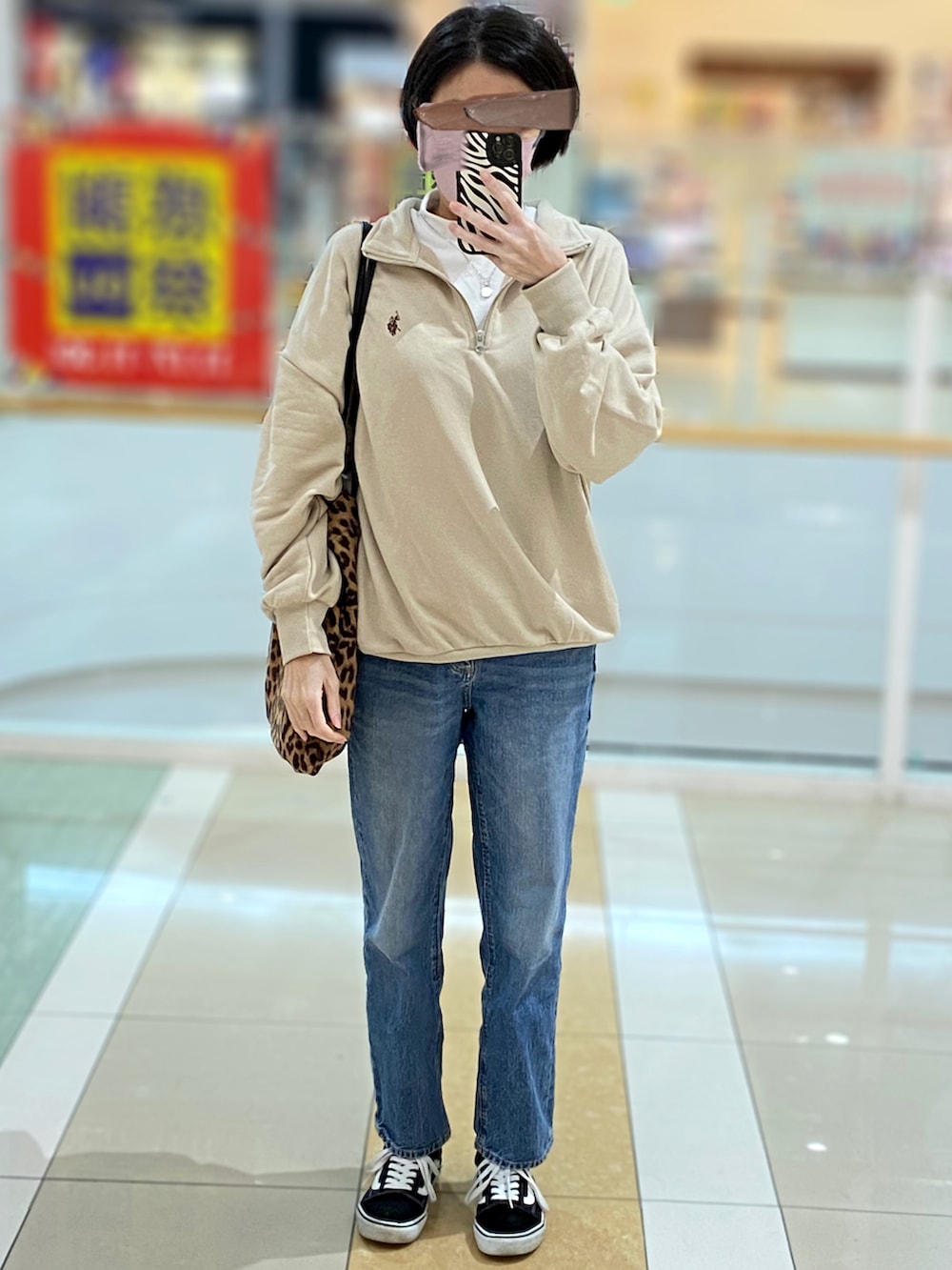 ベージュ系のスウェット、ホワイト系のTシャツ/カットソー、その他のトートバッグを着用したレディースの秋コーディネートの2枚目の写真