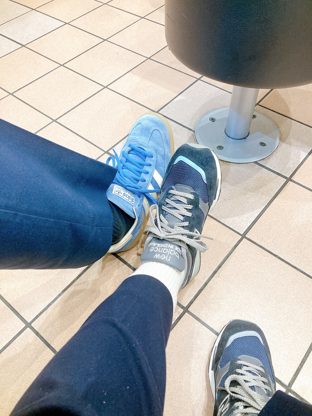 ブルー系のスニーカー、ホワイト系のソックス/靴下を着用したレディースの秋コーディネートの2枚目の写真