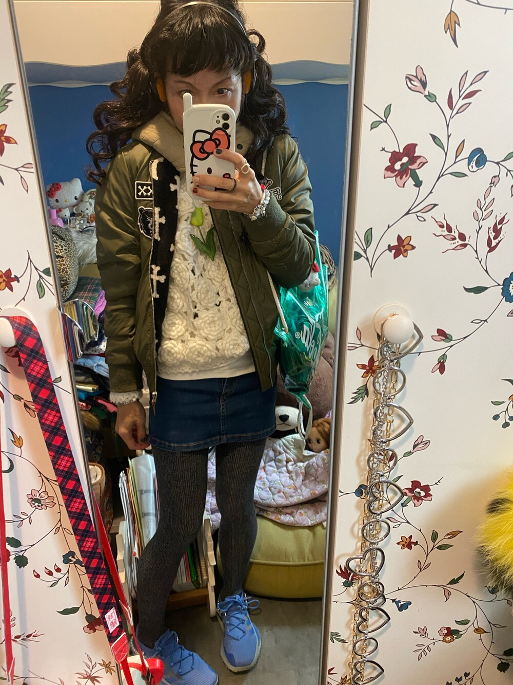 グリーン系のバックパック/リュック、ブルー系のスニーカー、グリーン系のライダースジャケットを着用したレディースの春コーディネートの2枚目の写真