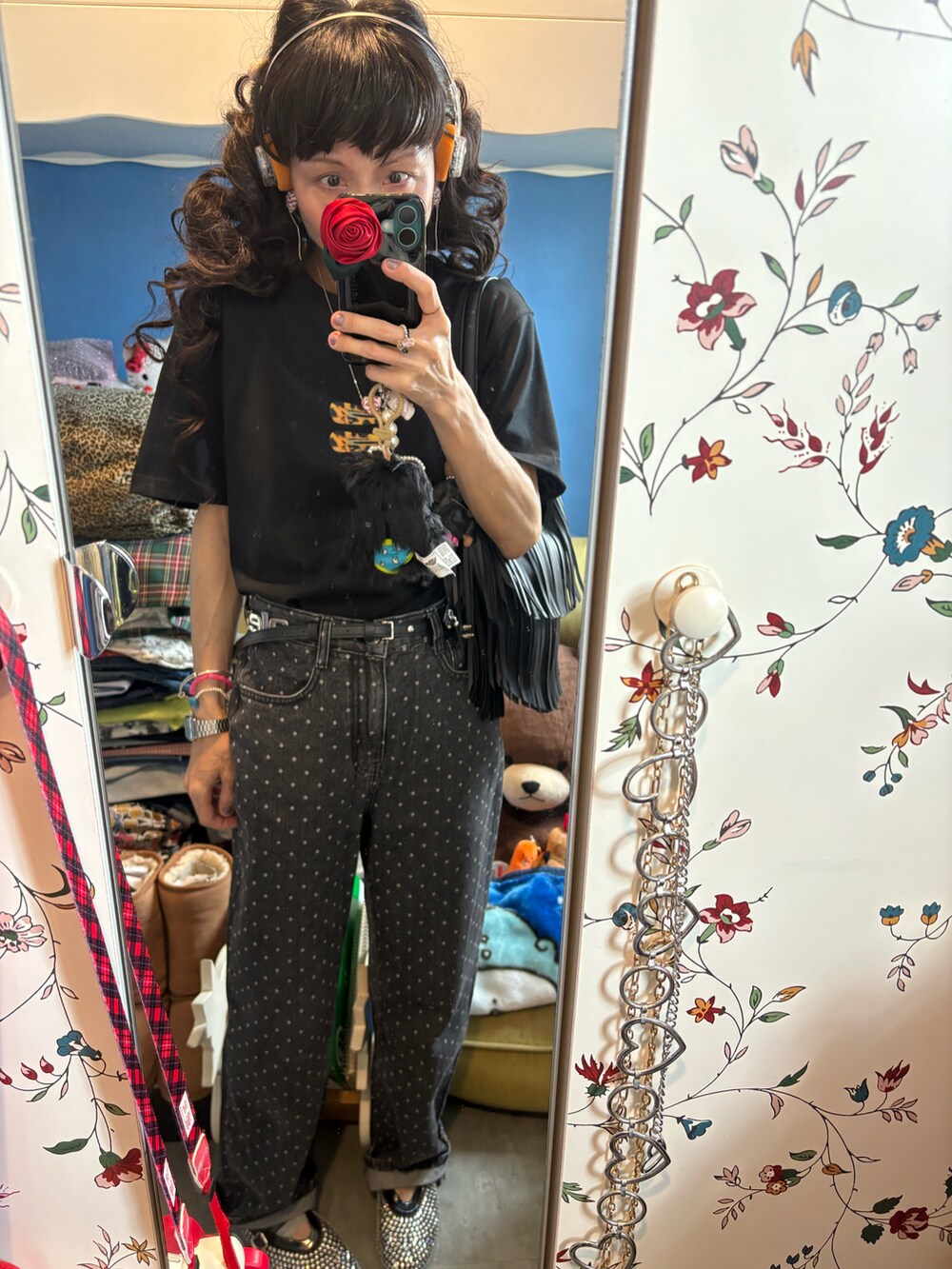 ブラック系のTシャツ/カットソー、ブラック系のショルダーバッグ、ブラック系のデニムパンツを着用したレディースの春コーディネートの2枚目の写真