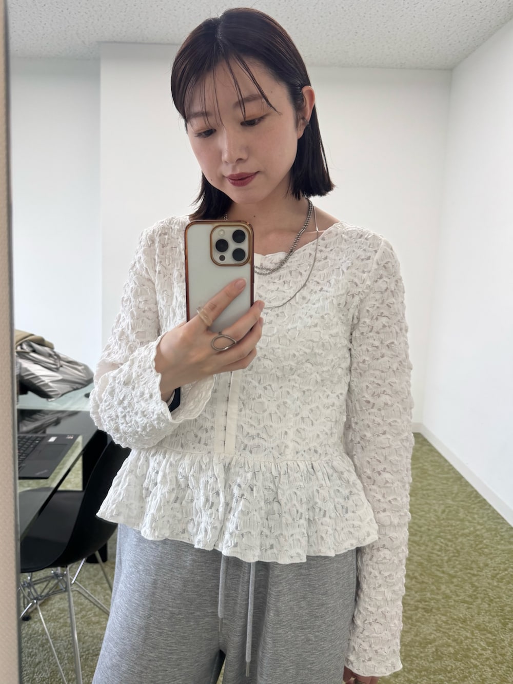 ホワイト系のトレンチコート、ホワイト系のシャツ/ブラウス、グレー系のスウェットパンツを着用したレディースの冬コーディネートの6枚目の写真