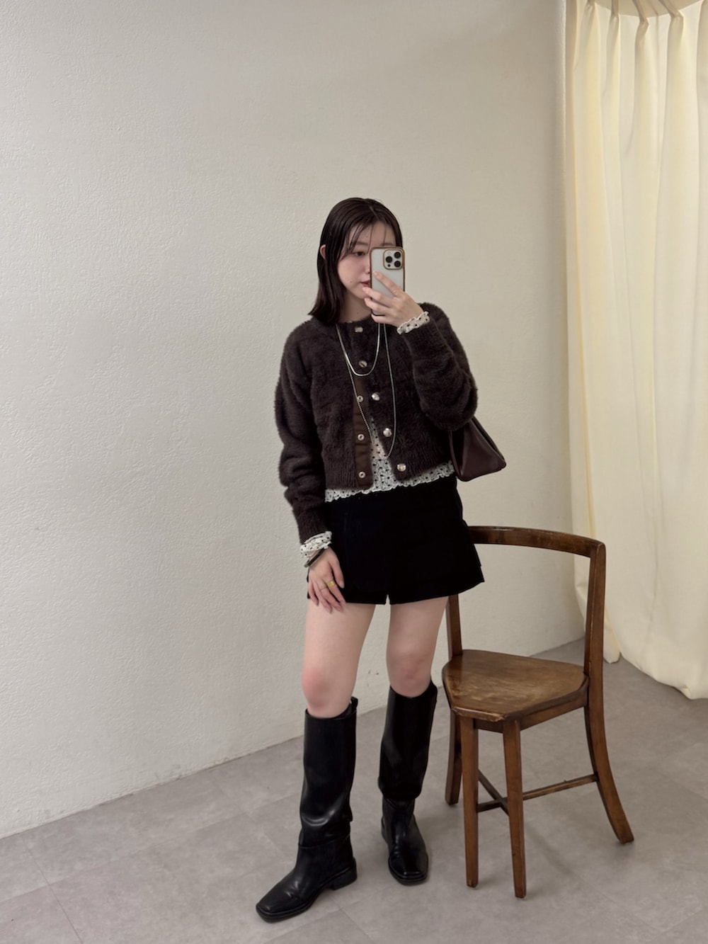 ホワイト系のカーディガン/ボレロ、ホワイト系のTシャツ/カットソーを着用したレディースの秋コーディネートの3枚目の写真