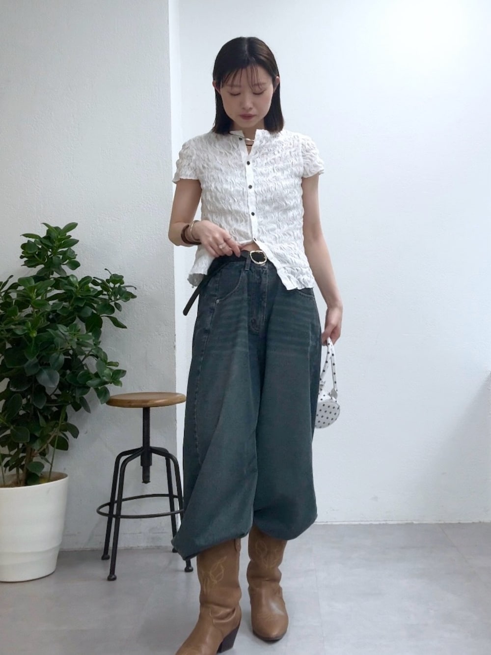ブルー系のデニムパンツ、ホワイト系のシャツ/ブラウスを着用したレディースの春コーディネートの2枚目の写真