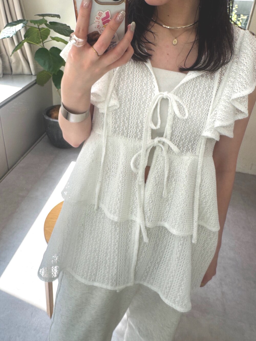 ホワイト系のチュニック、ホワイト系のスウェットパンツを着用したレディースの春コーディネートの3枚目の写真