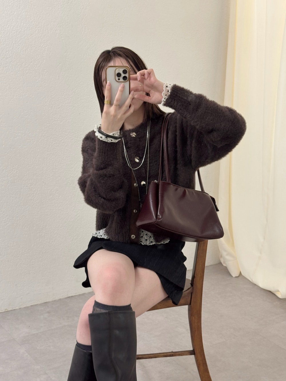 ホワイト系のカーディガン/ボレロ、ホワイト系のTシャツ/カットソーを着用したレディースの秋コーディネートの2枚目の写真