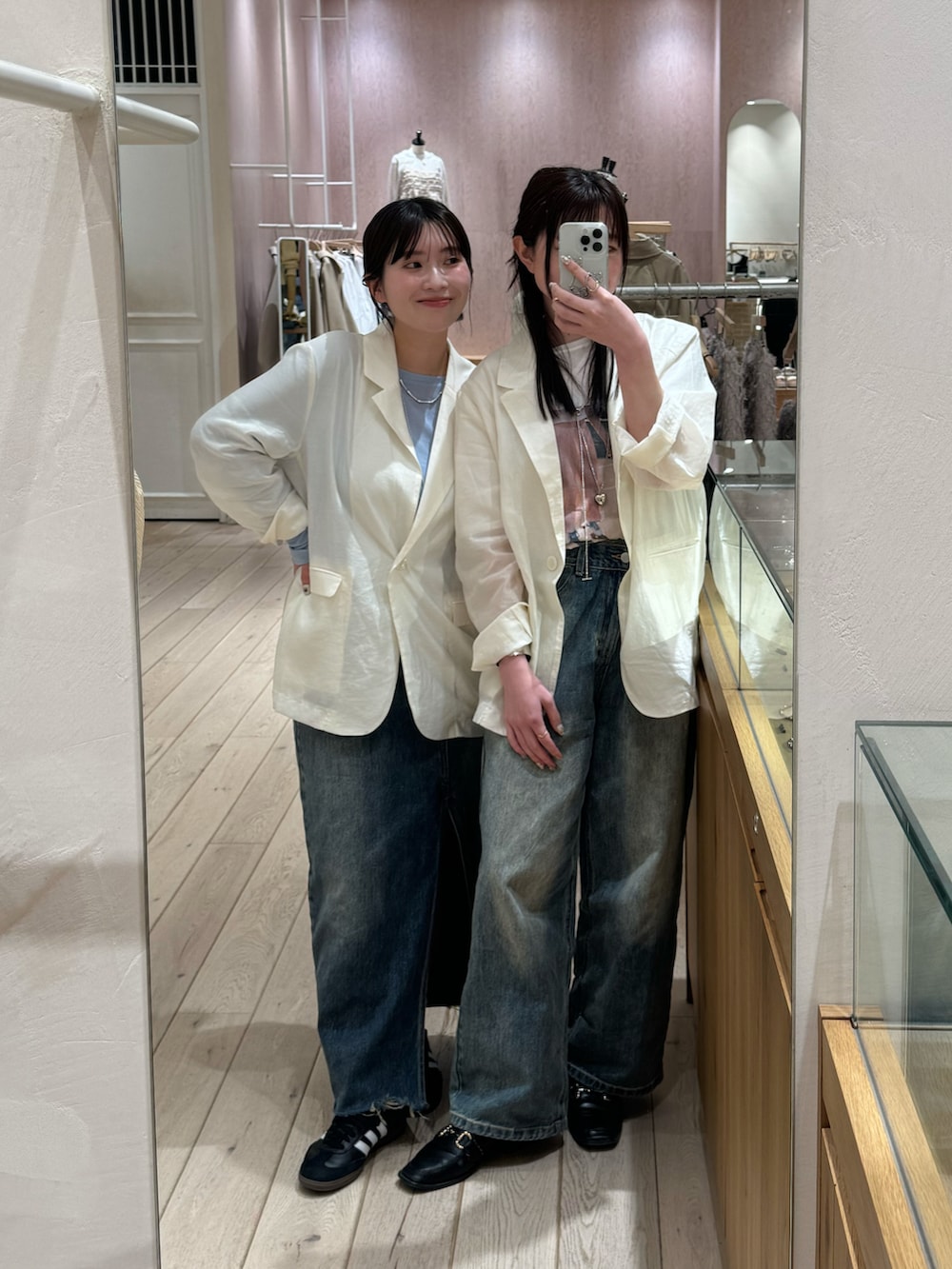 ピンク系のTシャツ/カットソー、ホワイト系のテーラードジャケット、ブルー系のデニムパンツを着用したレディースの春コーディネートの2枚目の写真