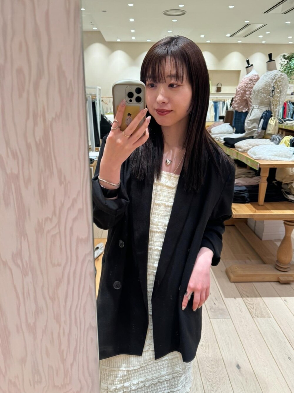 ブラック系のテーラードジャケットを着用したレディースの春コーディネートの2枚目の写真