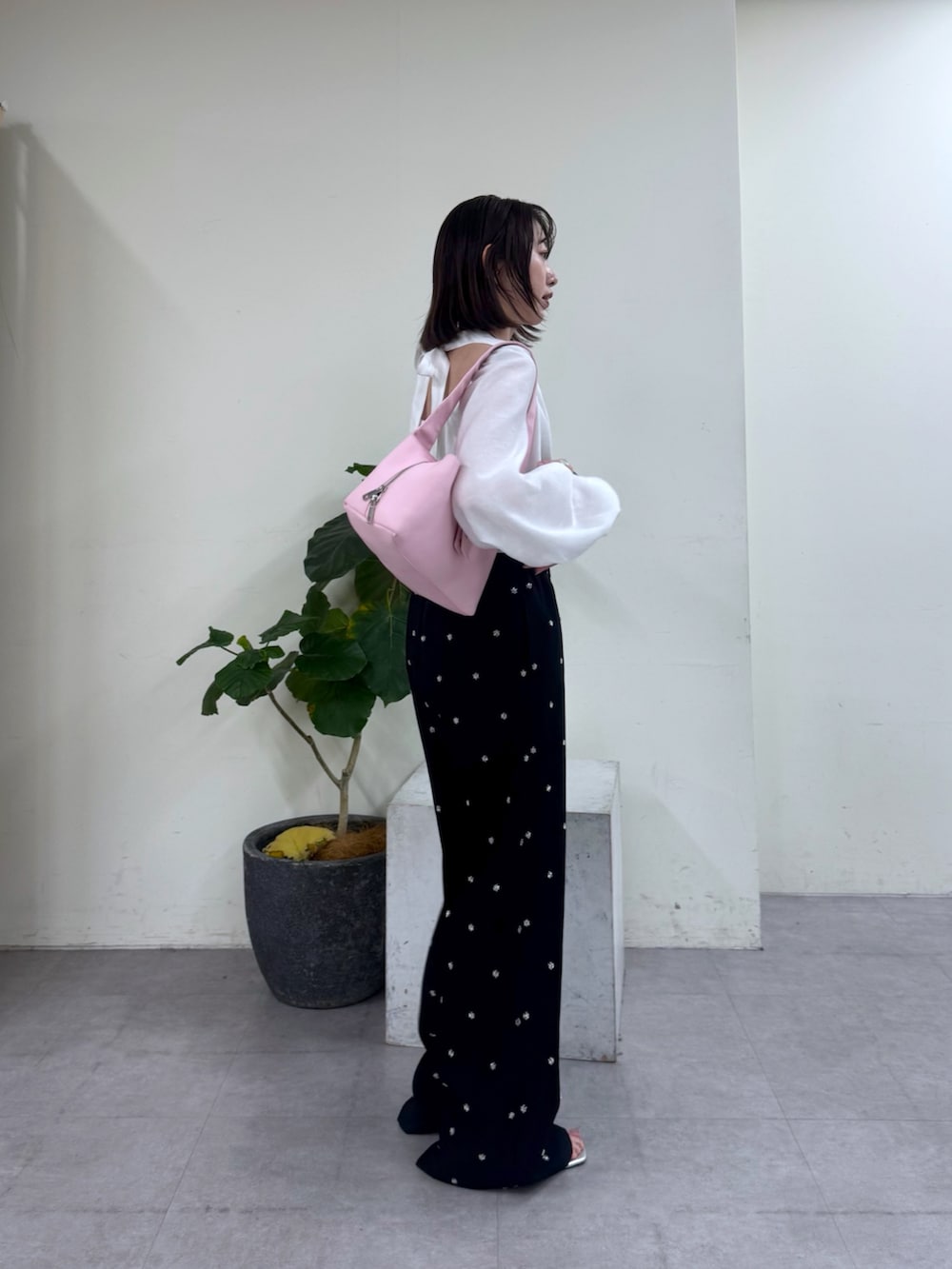 ブラック系のその他パンツ、ホワイト系のシャツ/ブラウスを着用したレディースの冬コーディネートの4枚目の写真