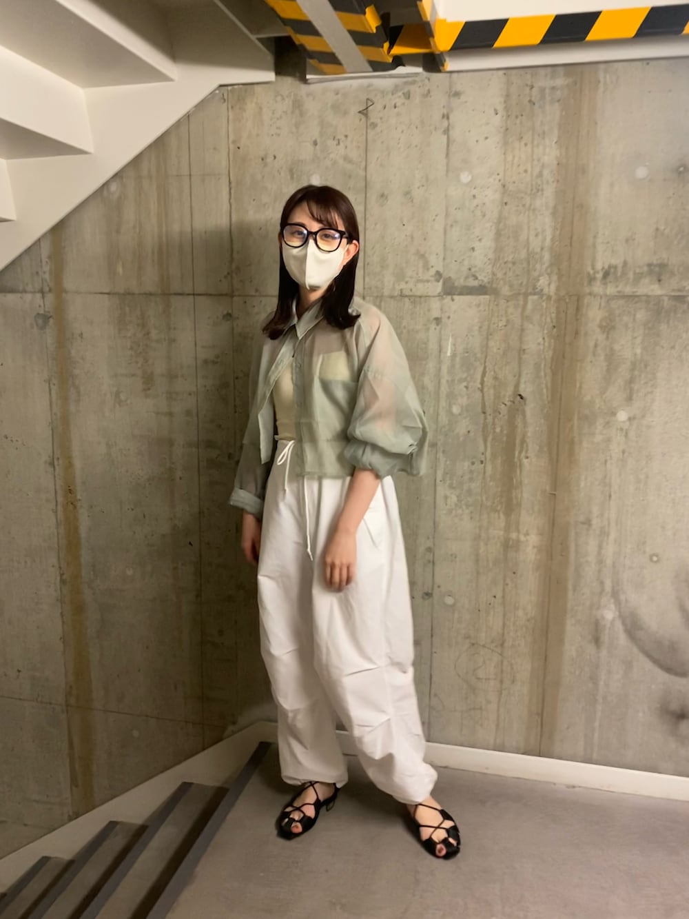 グリーン系のシャツ/ブラウス、ホワイト系のその他パンツを着用したレディースの春コーディネートの2枚目の写真