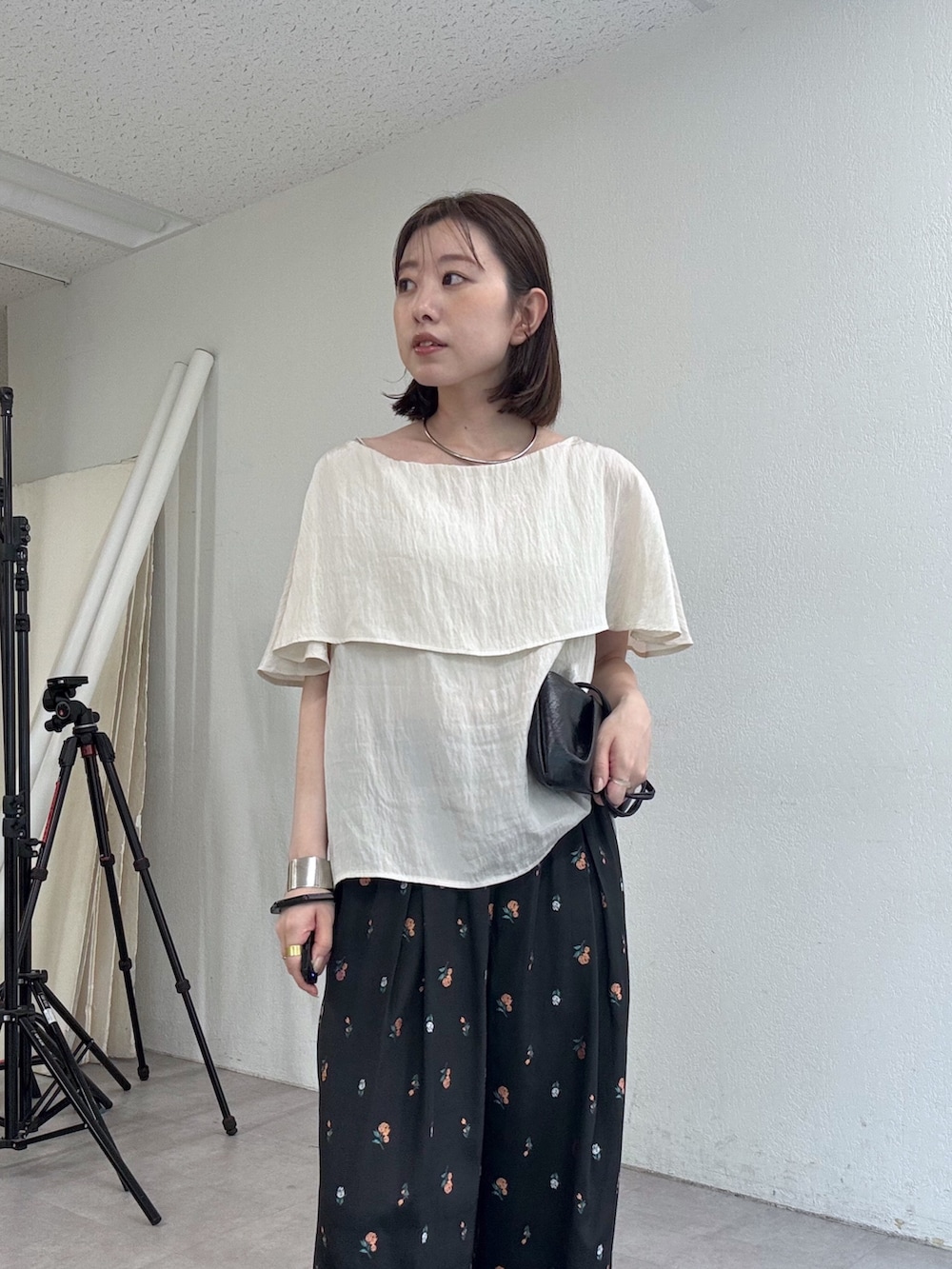 ホワイト系のシャツ/ブラウス、ブラック系のその他パンツを着用したレディースの夏コーディネートの5枚目の写真