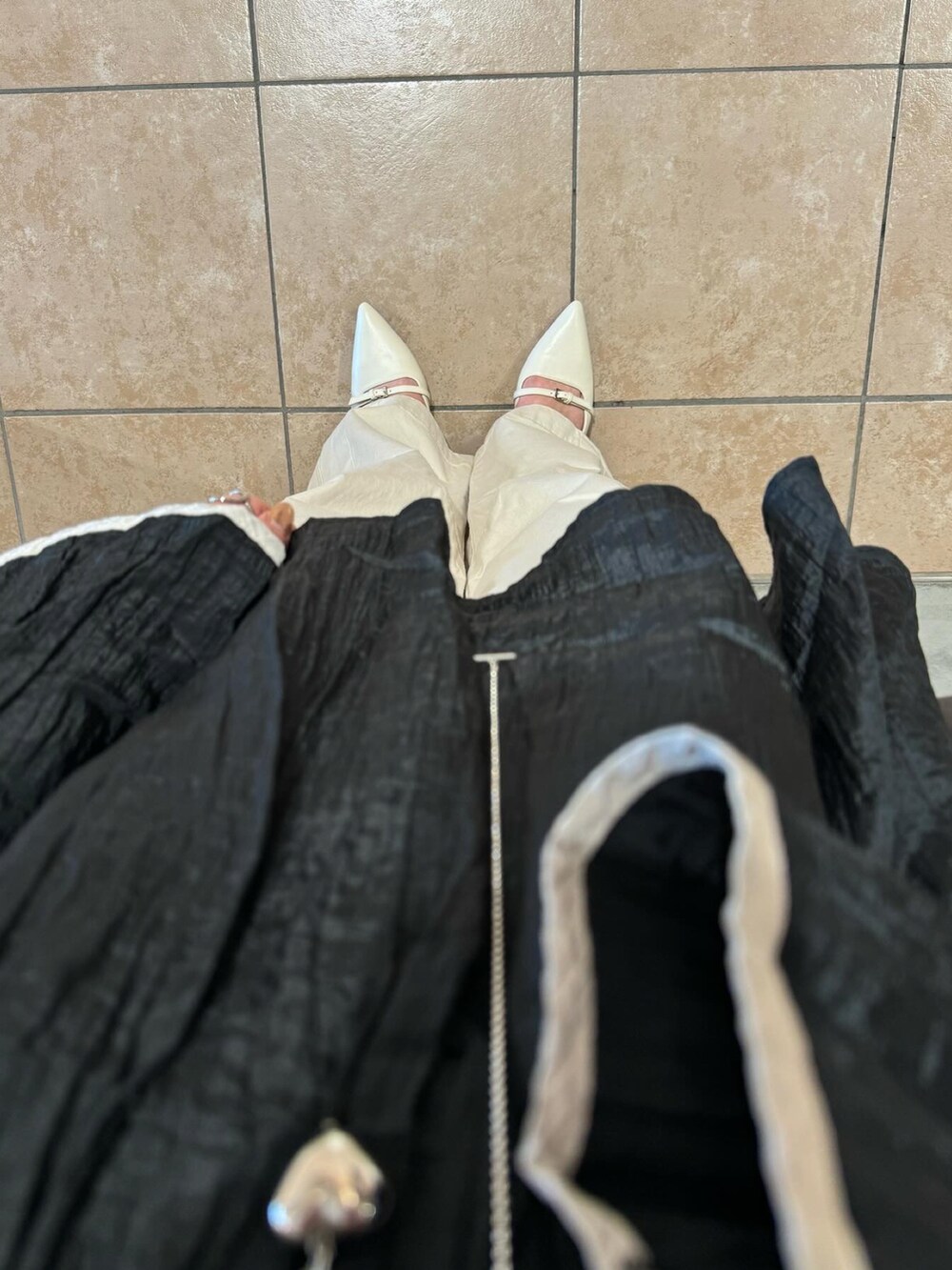 ホワイト系のその他パンツ、ホワイト系のパンプス、ブラック系のシャツ/ブラウスを着用したレディースの冬コーディネートの5枚目の写真