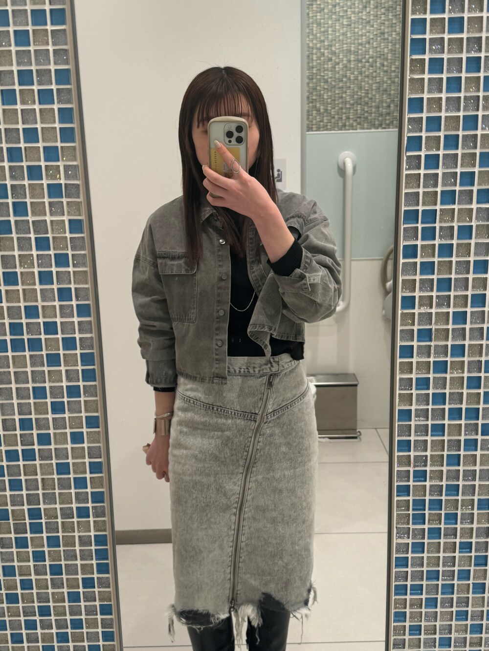 グレー系のシャツ/ブラウスを着用したレディースの冬コーディネートの3枚目の写真