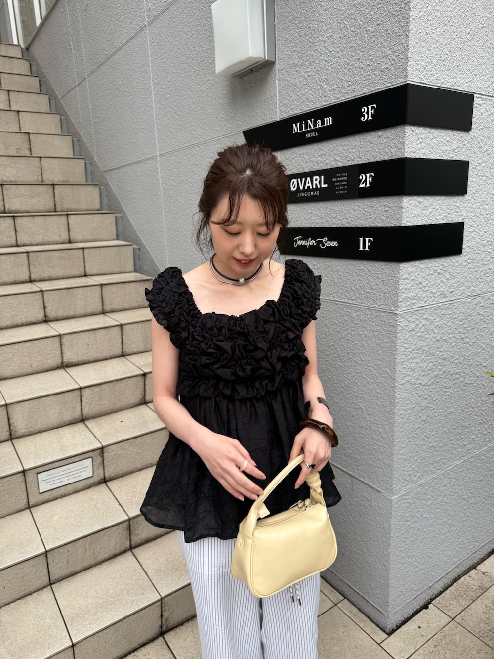 ブルー系のシャツ/ブラウス、ホワイト系のその他パンツ、イエロー系のトートバッグを着用したレディースの春コーディネートの2枚目の写真